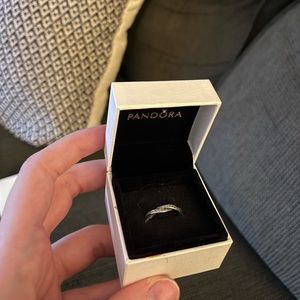 Pandora Sparkling twisted lines ring
